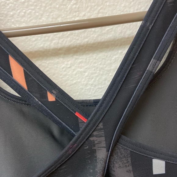 UNDER ARMOUR Padded Sports Bra Size Medium - Picture 5 of 6